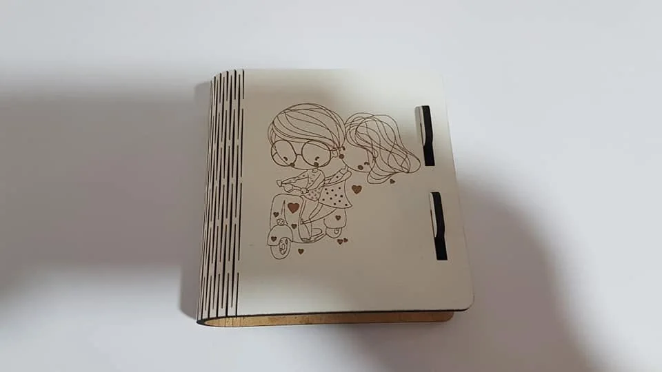 Caderno com capa decorativa e acabamento personalizado.