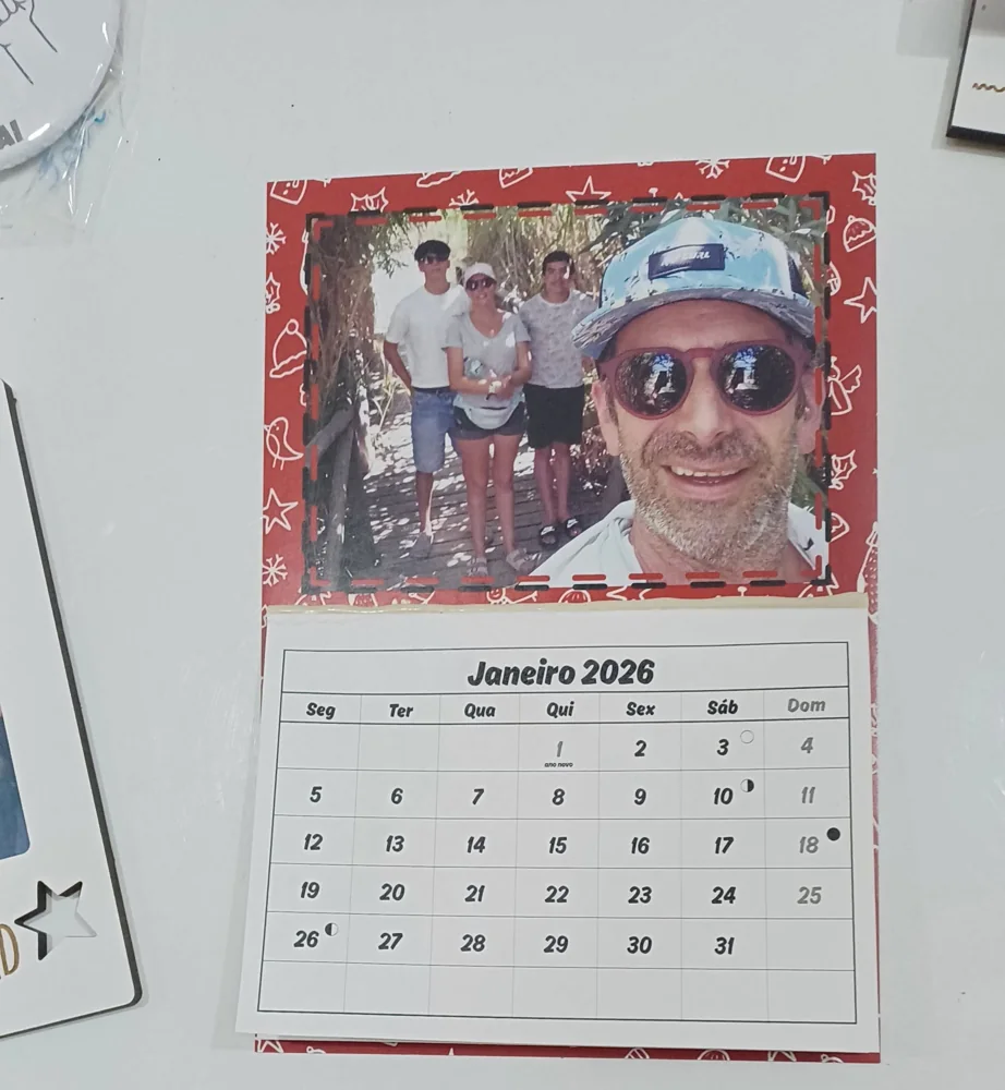 Calendário com imagem personalizada para manter uma memória à vista durante o ano.