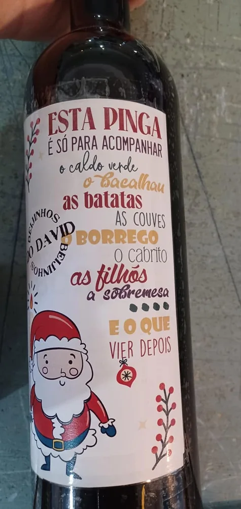 Garrafa apresentada com rótulo ou mensagem personalizada.