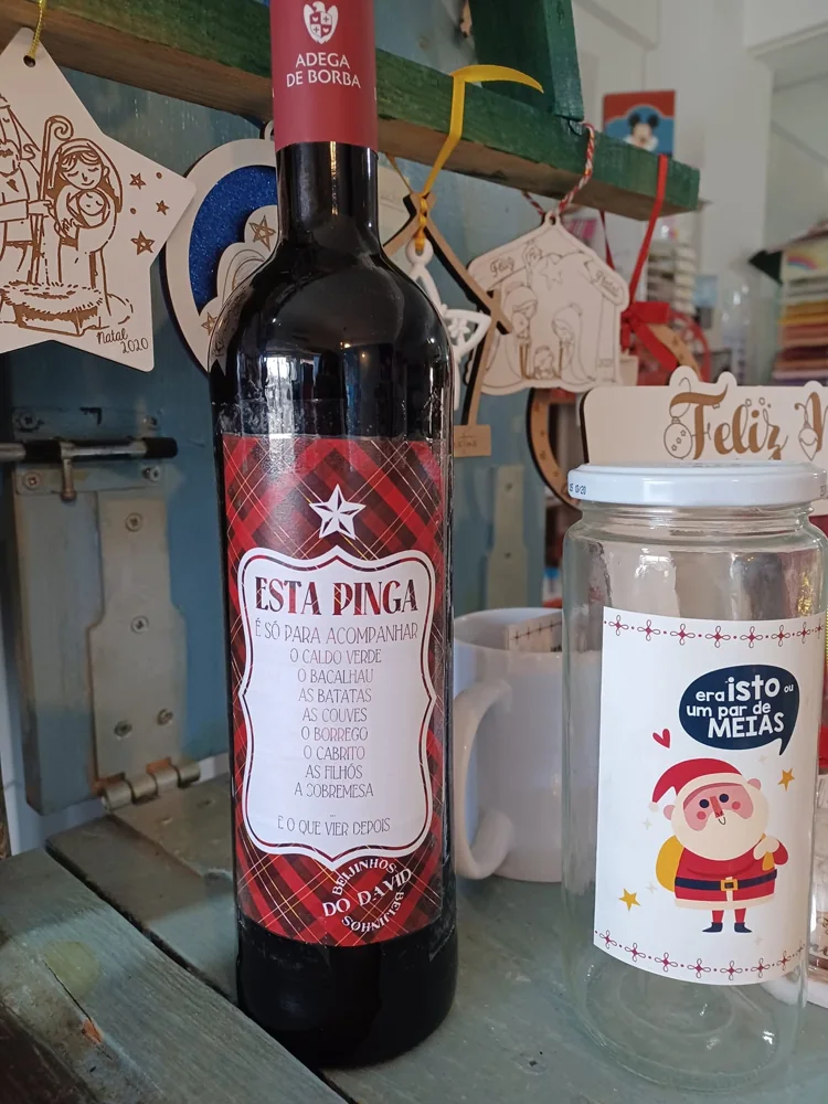 Garrafa apresentada com rótulo ou mensagem personalizada.