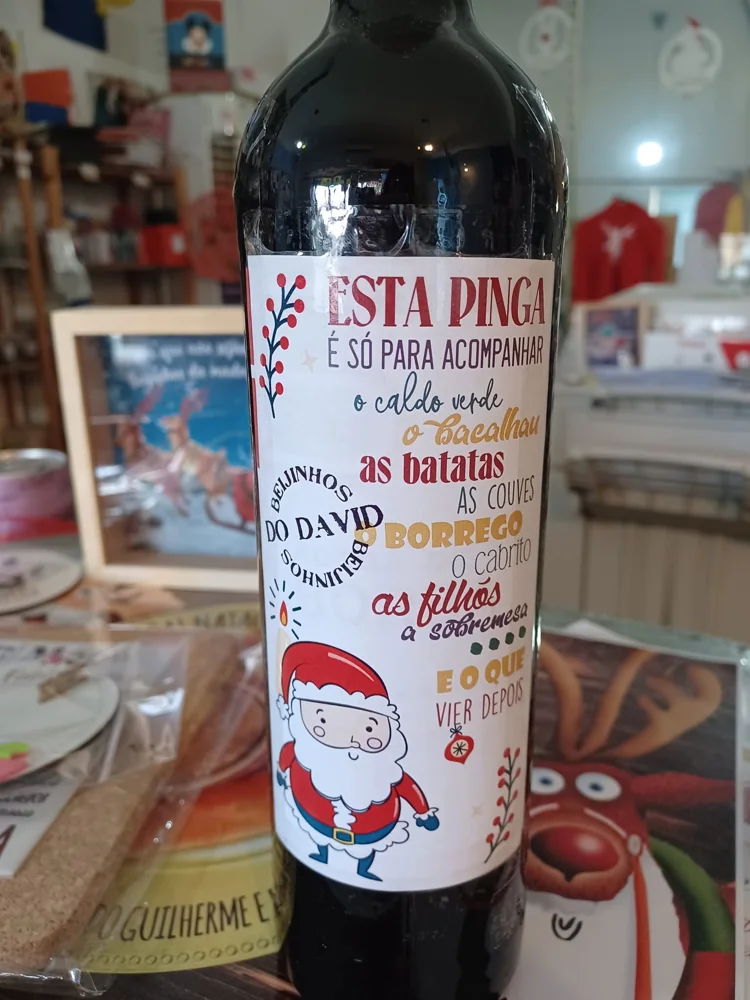 Garrafa apresentada com rótulo ou mensagem personalizada.