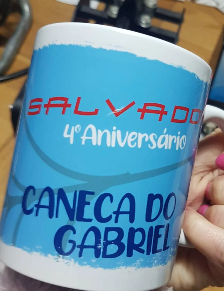 Canecas personalizadas com ilustrações, fotografias ou mensagens.