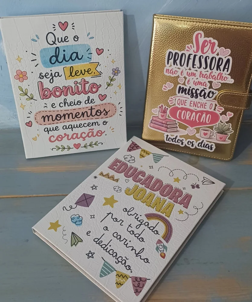 Artigos coordenados com mensagens, imagens e personalização para oferecer.