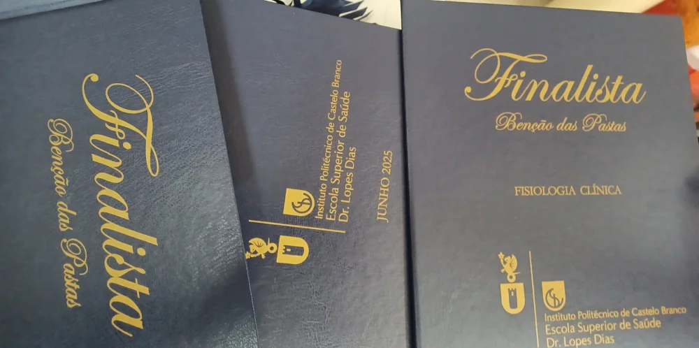Pastas com personalização e fitas para assinalar a conclusão do percurso académico.