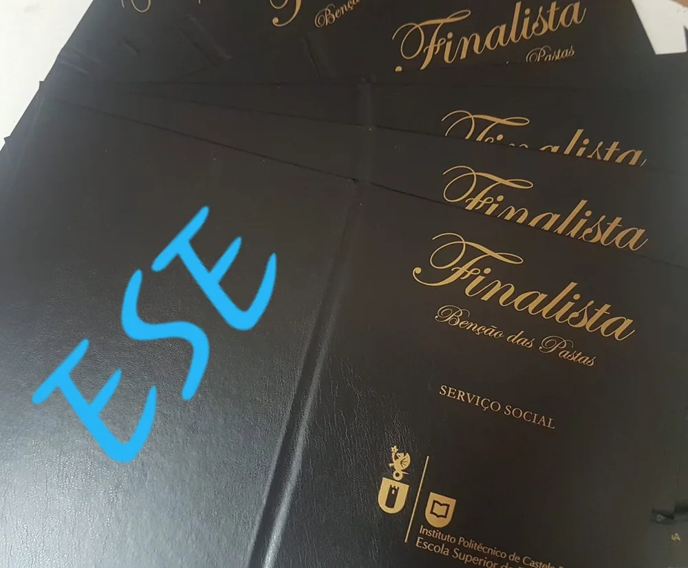 Pastas com personalização e fitas para assinalar a conclusão do percurso académico.
