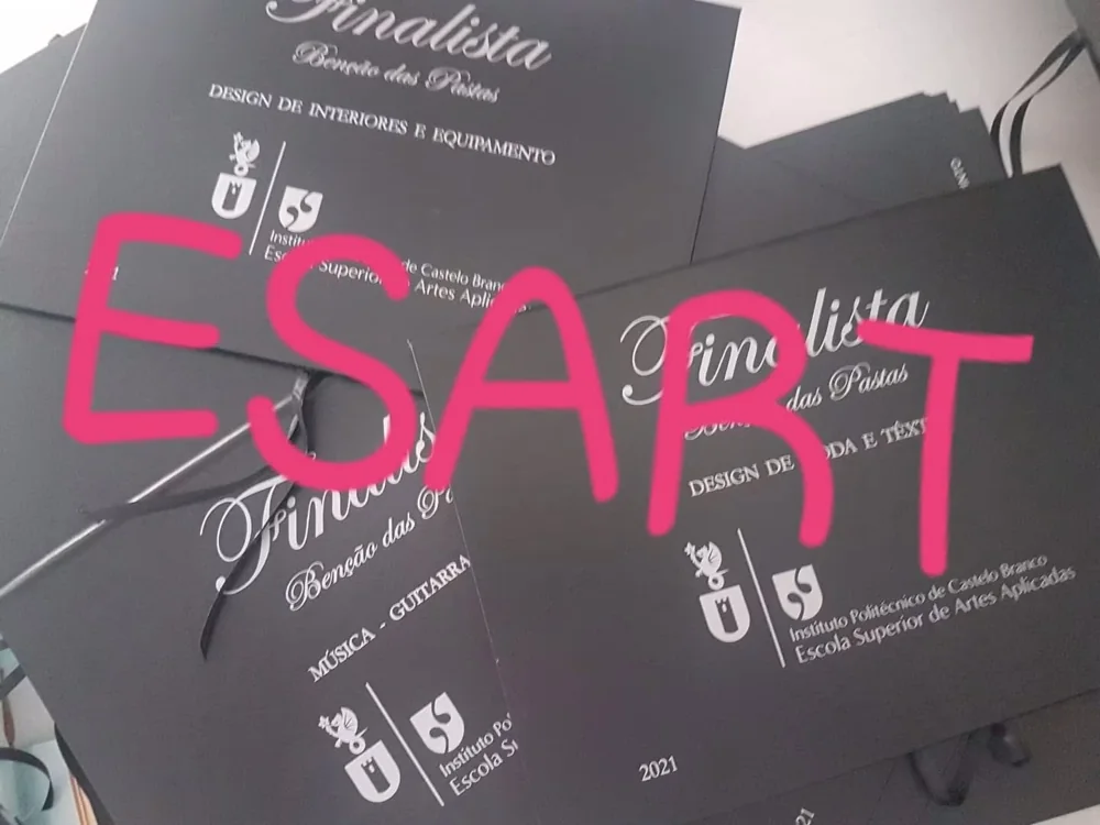 Pastas com personalização e fitas para assinalar a conclusão do percurso académico.