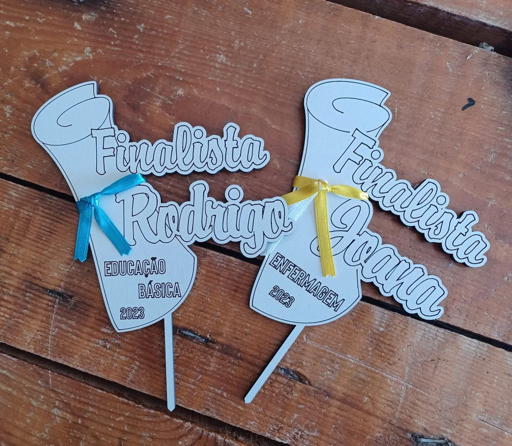 Peças com nomes e motivos de finalista para decorar uma celebração.
