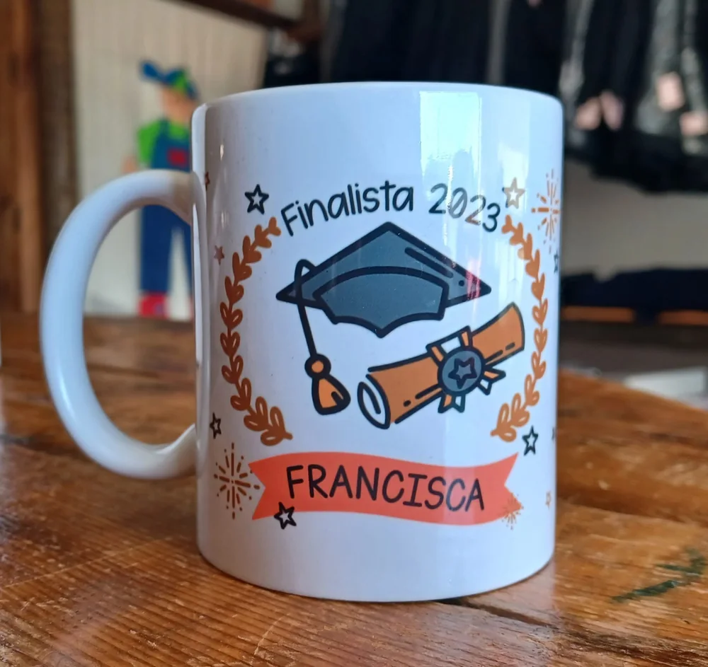 Canecas e pequenas lembranças personalizadas para celebrar a etapa de finalista.