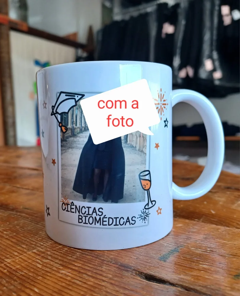 Canecas e pequenas lembranças personalizadas para celebrar a etapa de finalista.
