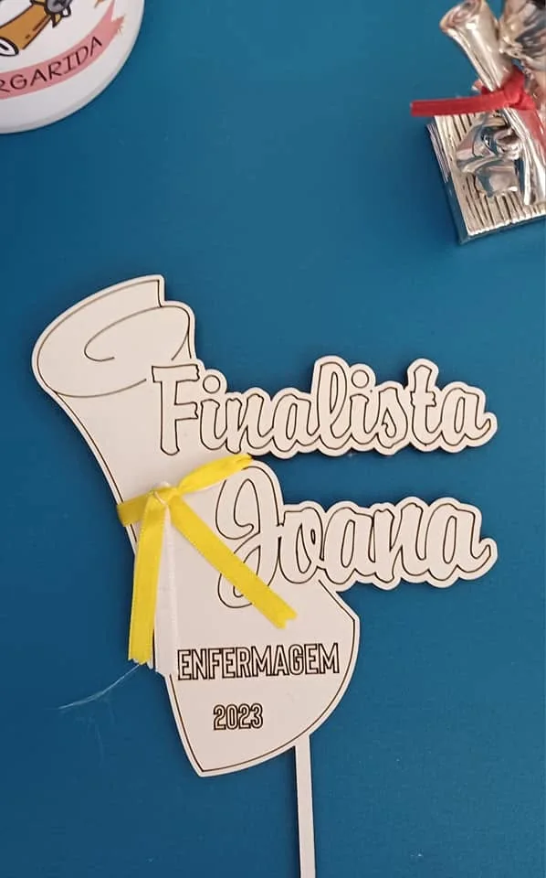 Peças com nomes e motivos de finalista para decorar uma celebração.