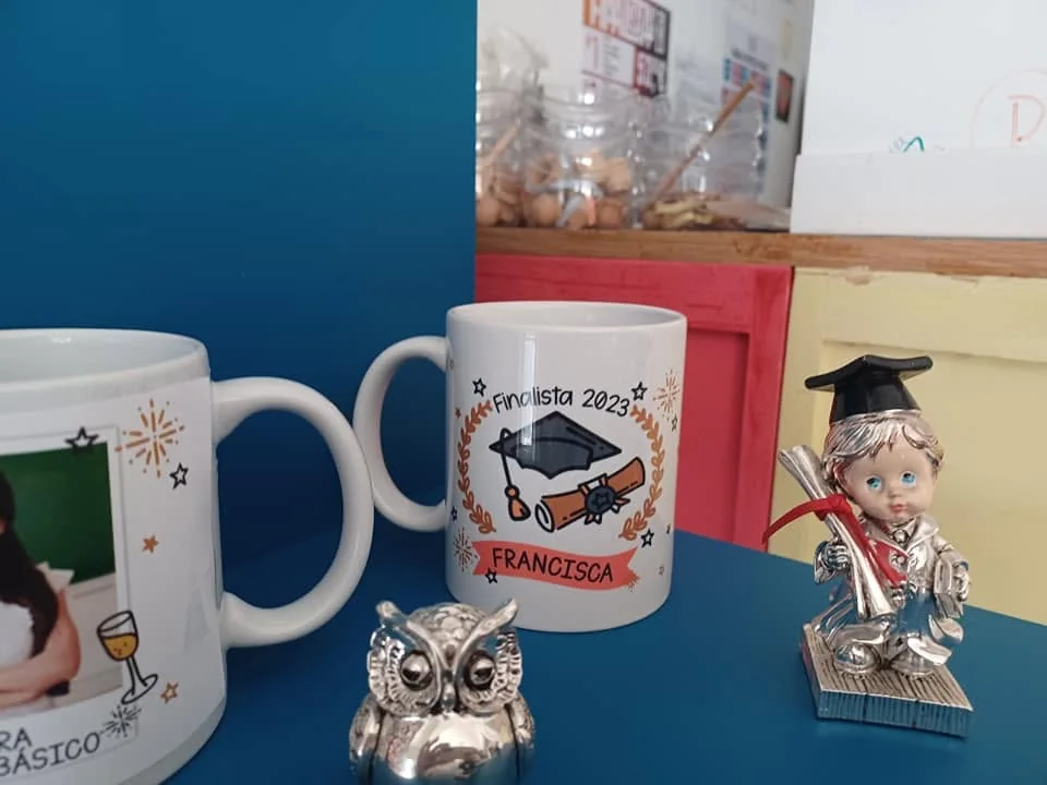 Canecas e pequenas lembranças personalizadas para celebrar a etapa de finalista.