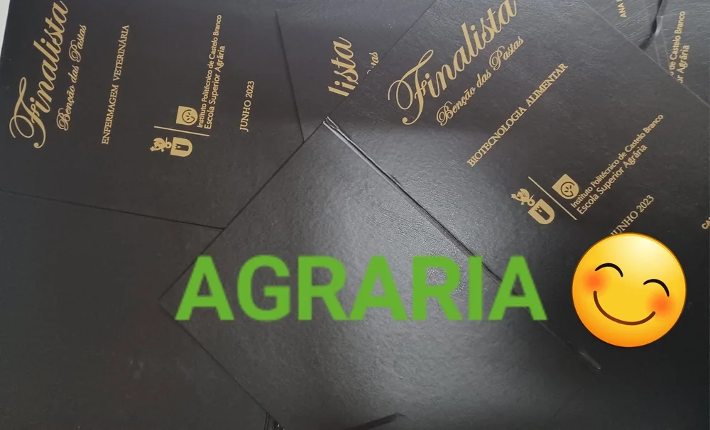 Pastas com personalização e fitas para assinalar a conclusão do percurso académico.