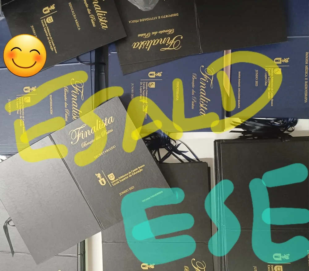 Pastas com personalização e fitas para assinalar a conclusão do percurso académico.