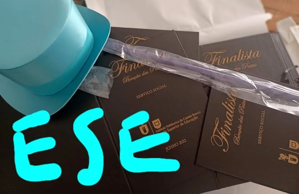 Pastas com personalização e fitas para assinalar a conclusão do percurso académico.