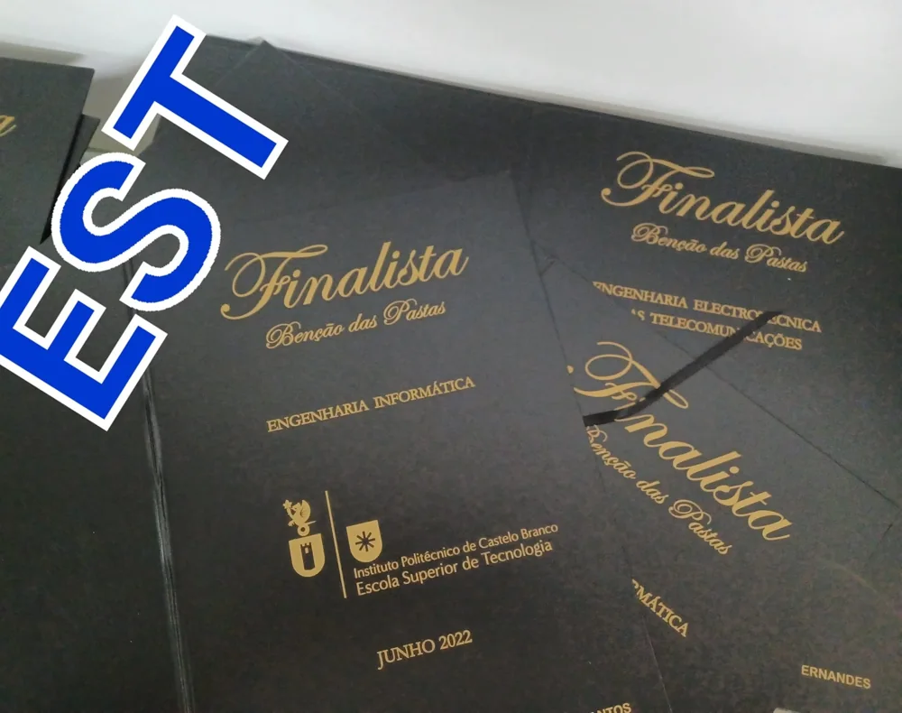 Pastas com personalização e fitas para assinalar a conclusão do percurso académico.