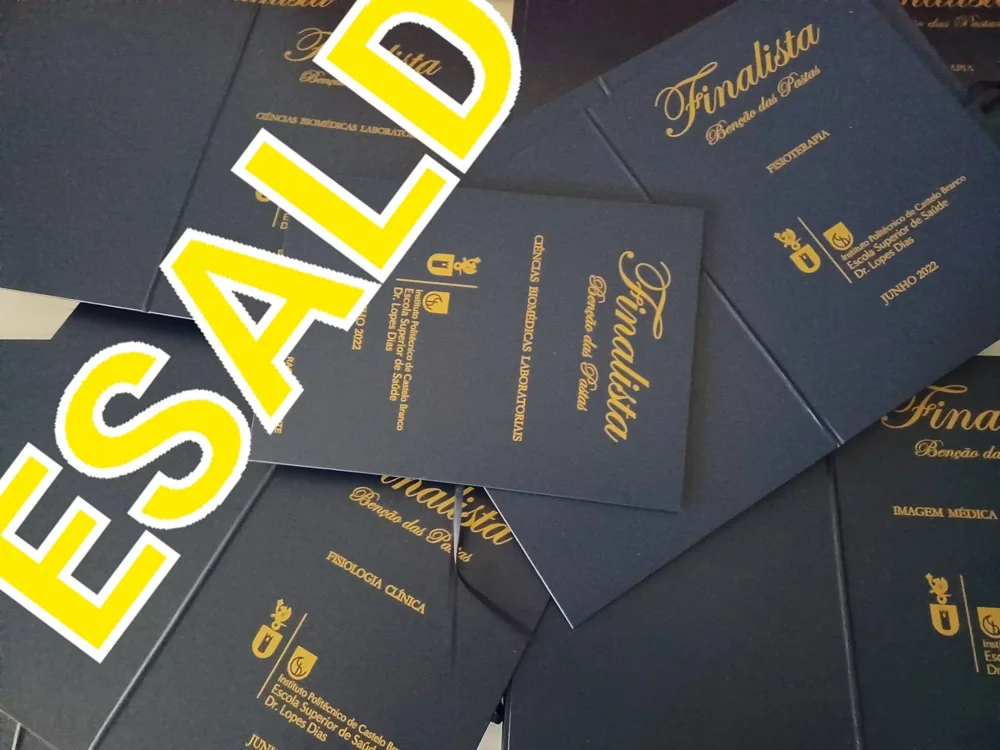 Pastas com personalização e fitas para assinalar a conclusão do percurso académico.