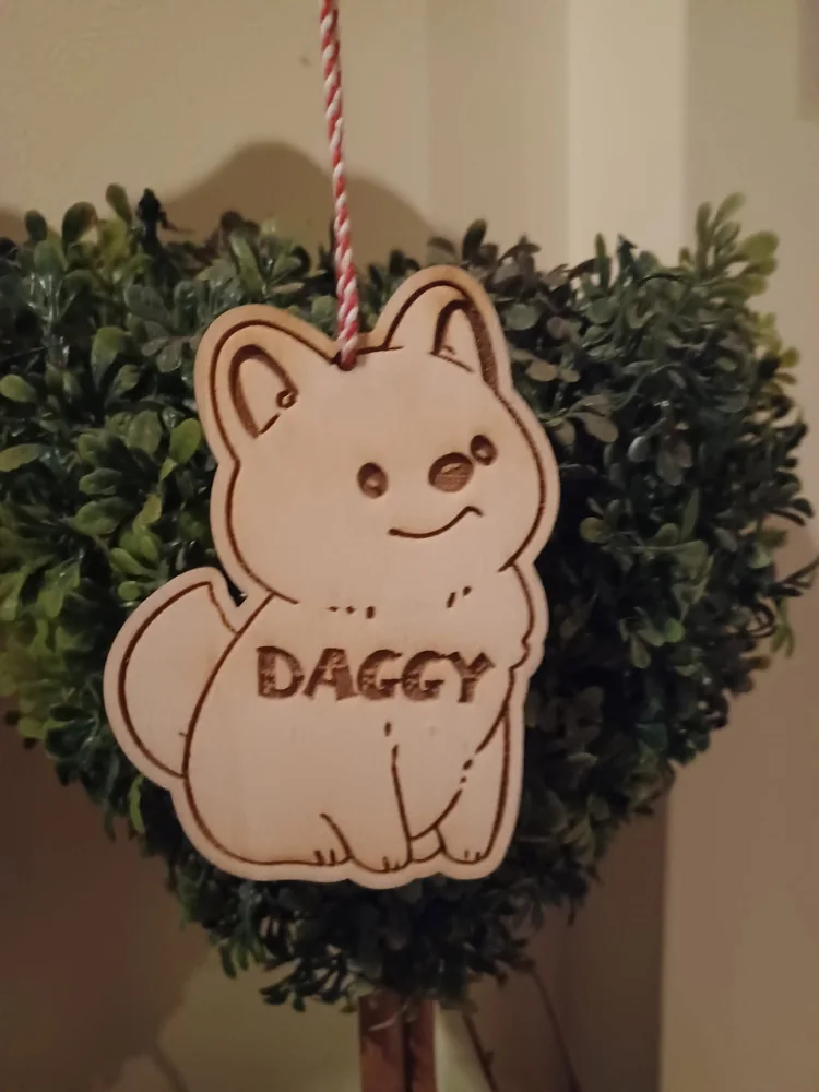 Peça personalizada com elementos pendentes, fios ou detalhes decorativos.