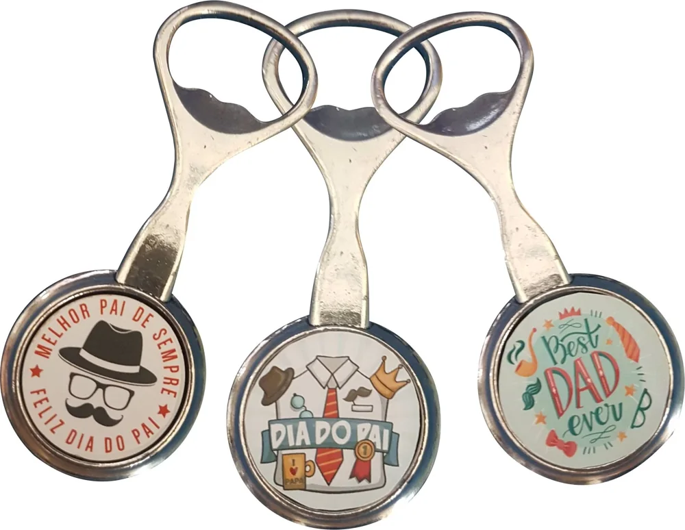Porta-chaves com função de abre-garrafas e personalização impressa.