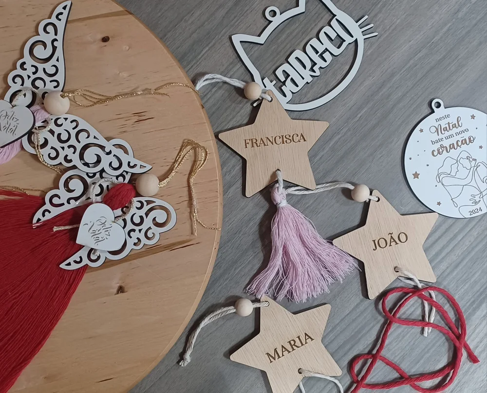 Peça personalizada com elementos pendentes, fios ou detalhes decorativos.