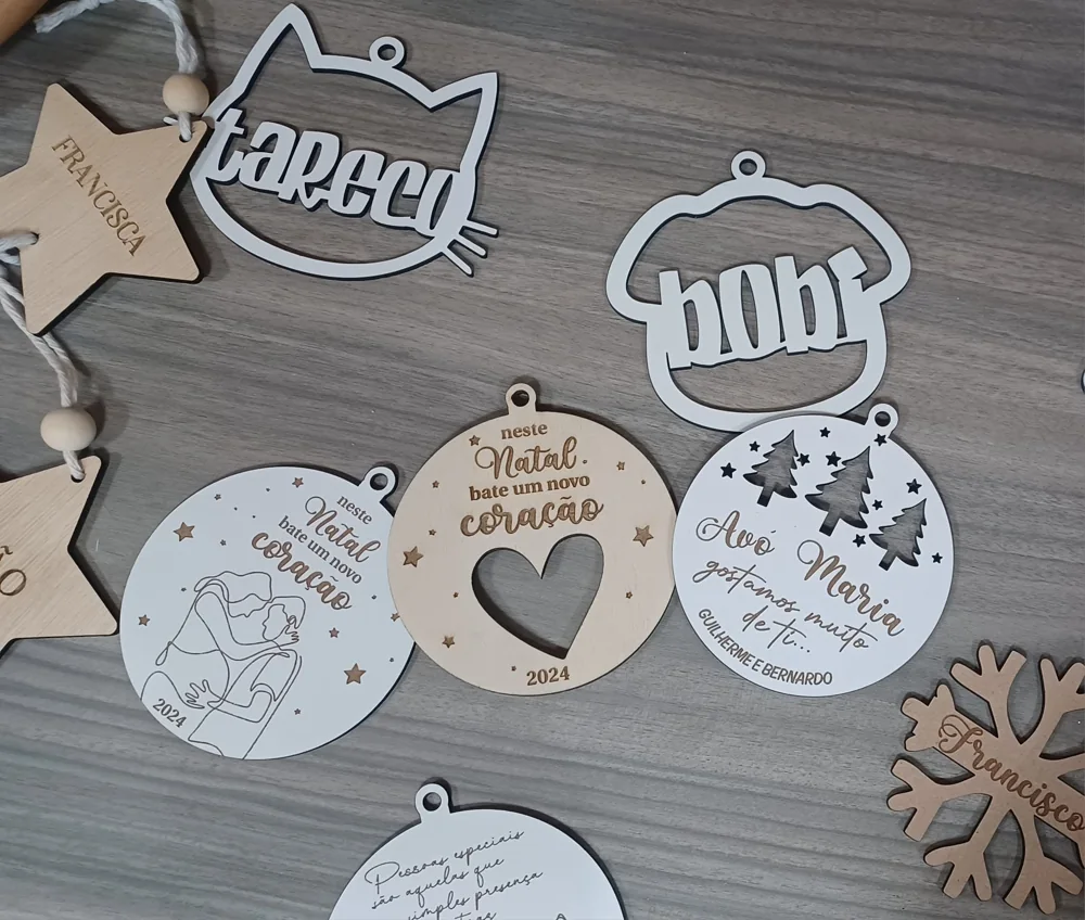 Peça personalizada com elementos pendentes, fios ou detalhes decorativos.