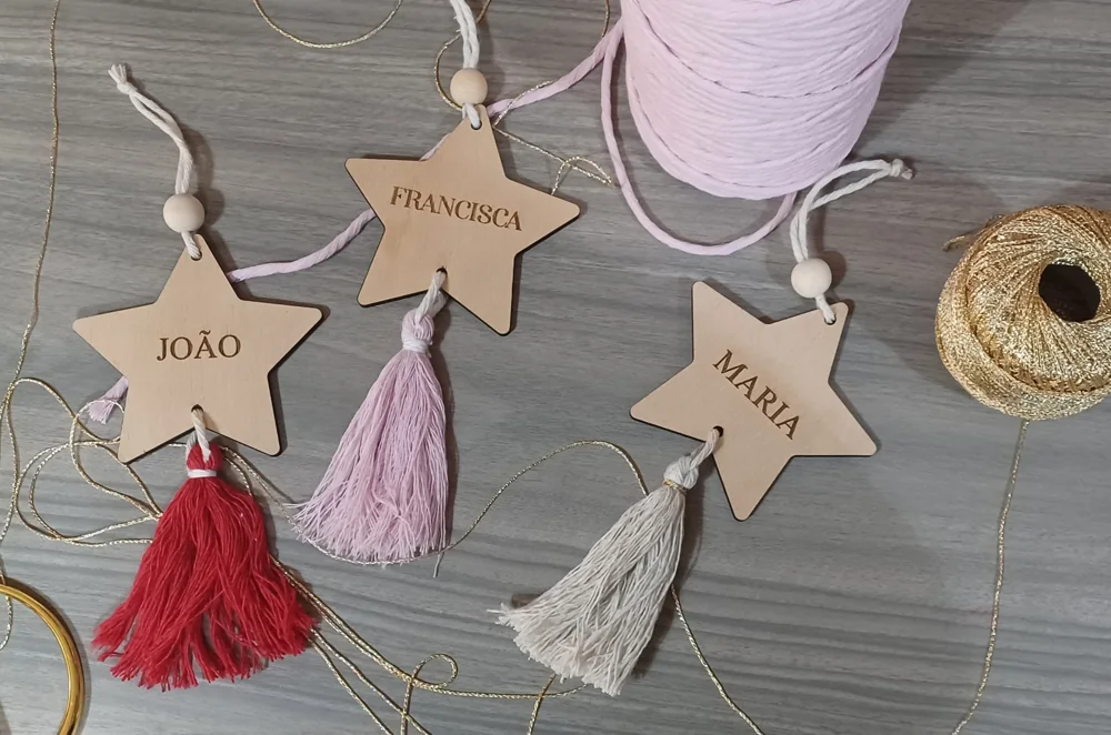 Peça personalizada com elementos pendentes, fios ou detalhes decorativos.