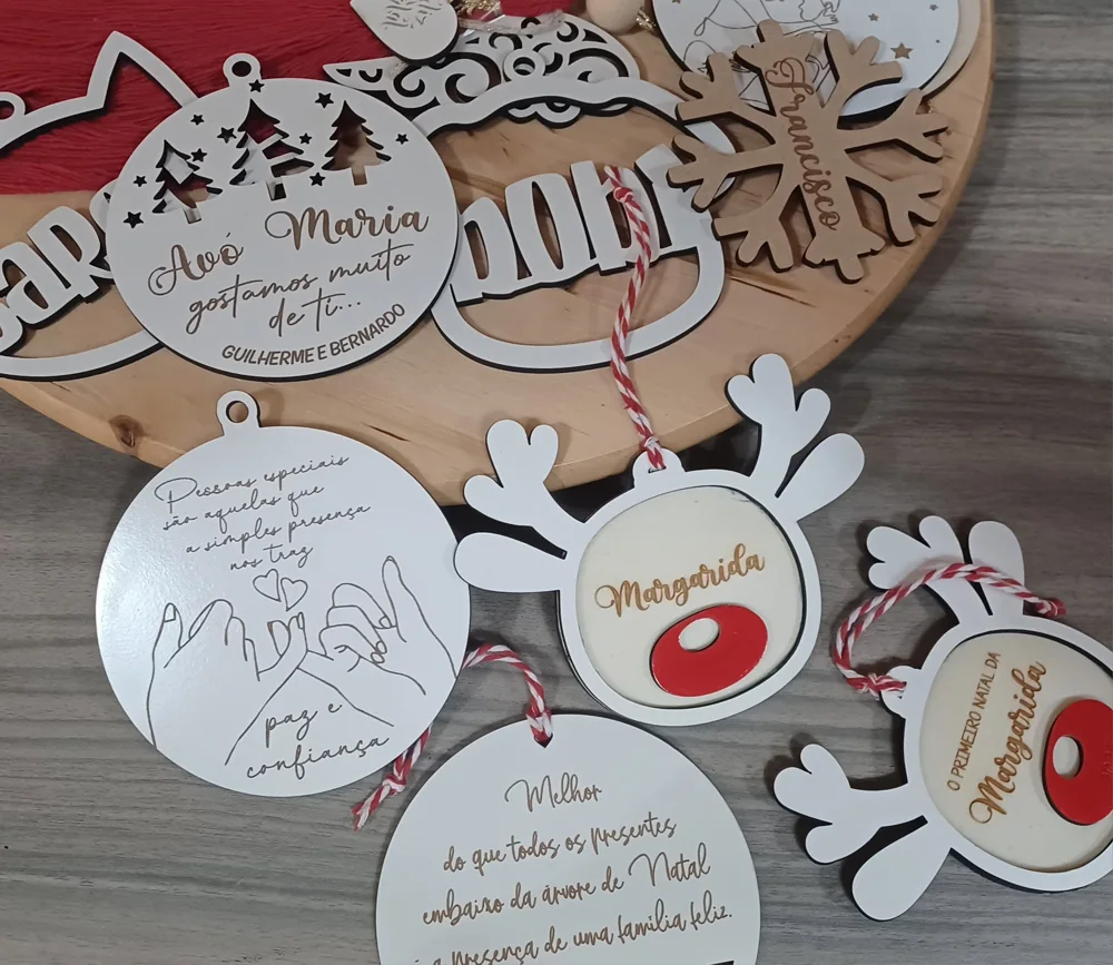 Peça personalizada com elementos pendentes, fios ou detalhes decorativos.