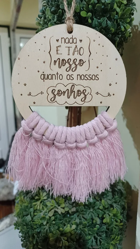 Peça personalizada com elementos pendentes, fios ou detalhes decorativos.