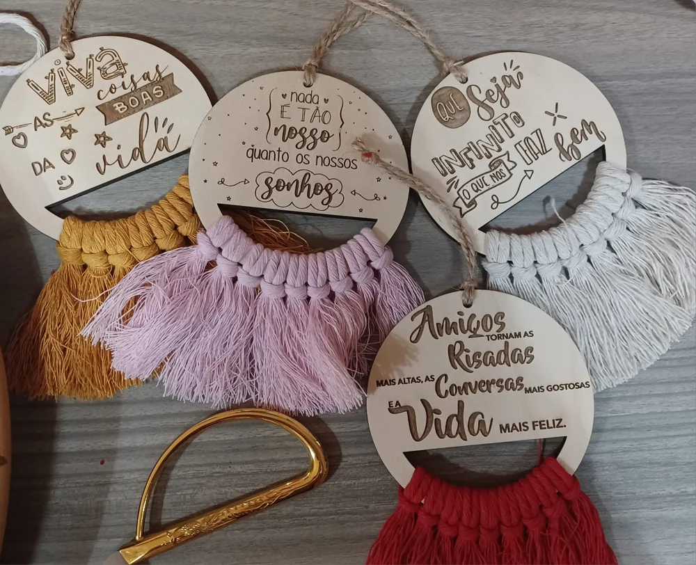 Peça personalizada com elementos pendentes, fios ou detalhes decorativos.