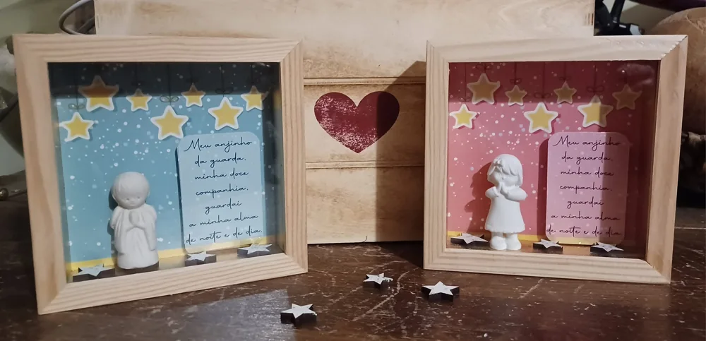 Moldura com espaço para fotografia e elementos personalizados para guardar uma memória.