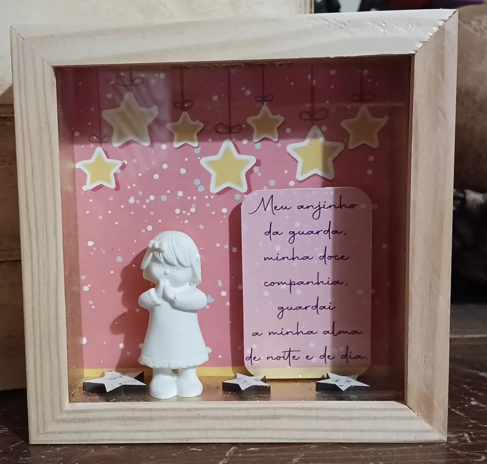 Moldura com espaço para fotografia e elementos personalizados para guardar uma memória.