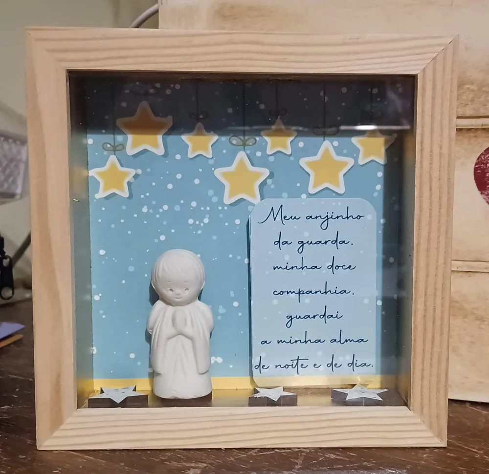 Moldura com espaço para fotografia e elementos personalizados para guardar uma memória.