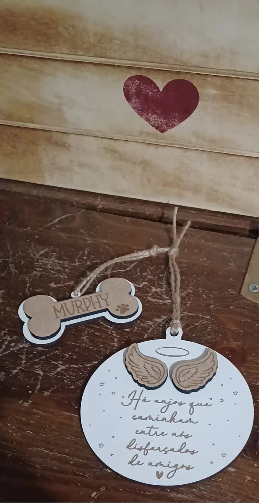 Peça decorativa com recorte, mensagem ou ilustração, preparada para pendurar ou expor.
