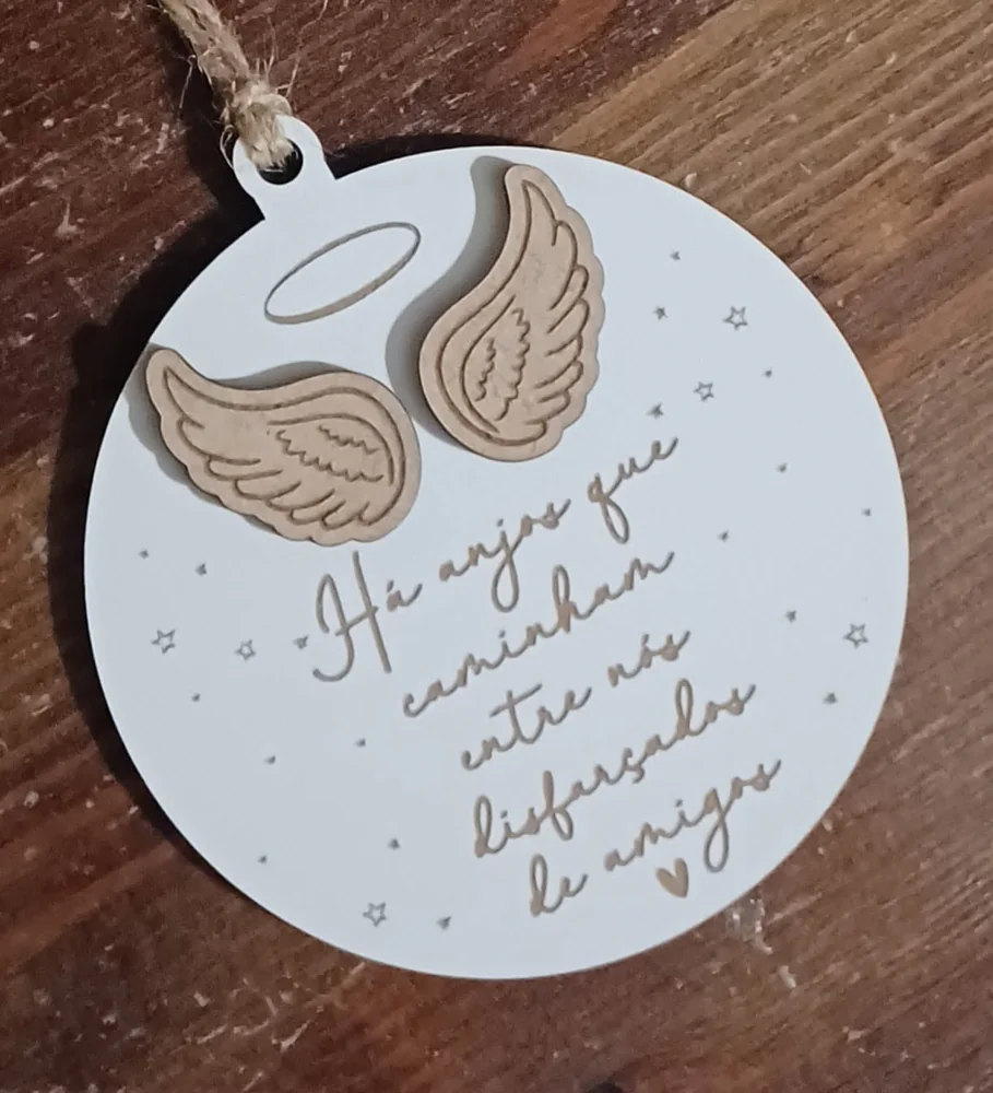 Peça decorativa com recorte, mensagem ou ilustração, preparada para pendurar ou expor.