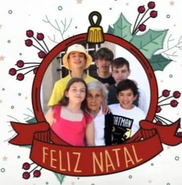 Enfeites com nomes, mensagens ou ilustrações para decorar a árvore e oferecer no Natal.