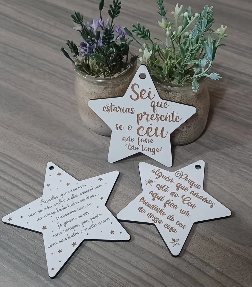 Enfeites com nomes, mensagens ou ilustrações para decorar a árvore e oferecer no Natal.
