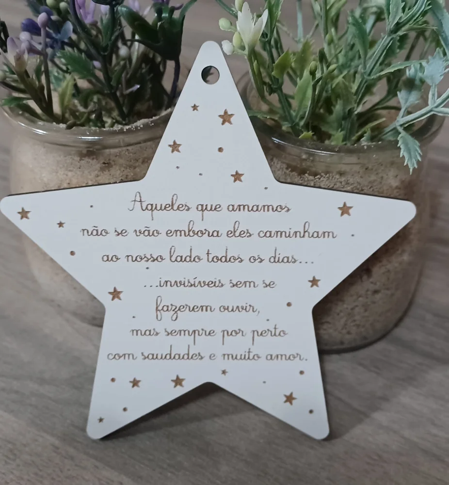 Enfeites com nomes, mensagens ou ilustrações para decorar a árvore e oferecer no Natal.