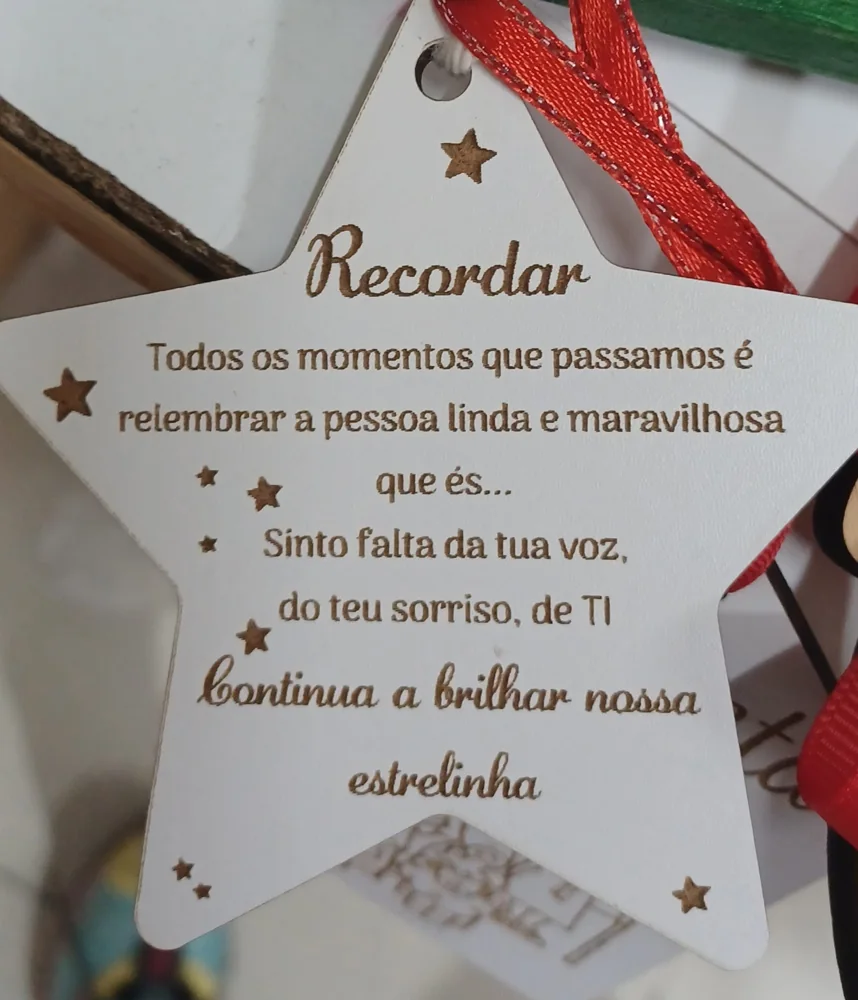 Enfeites com nomes, mensagens ou ilustrações para decorar a árvore e oferecer no Natal.