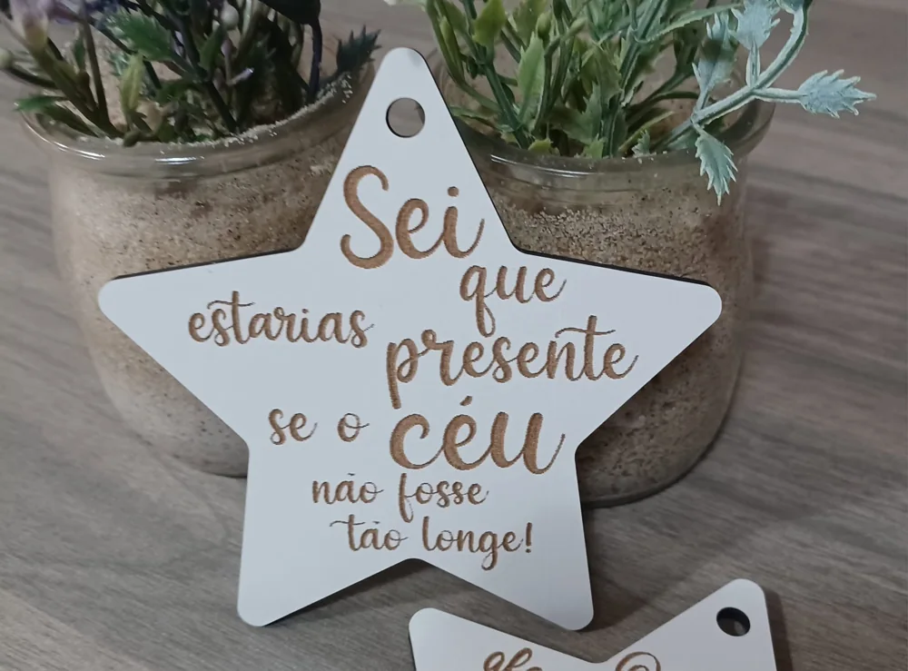 Enfeites com nomes, mensagens ou ilustrações para decorar a árvore e oferecer no Natal.
