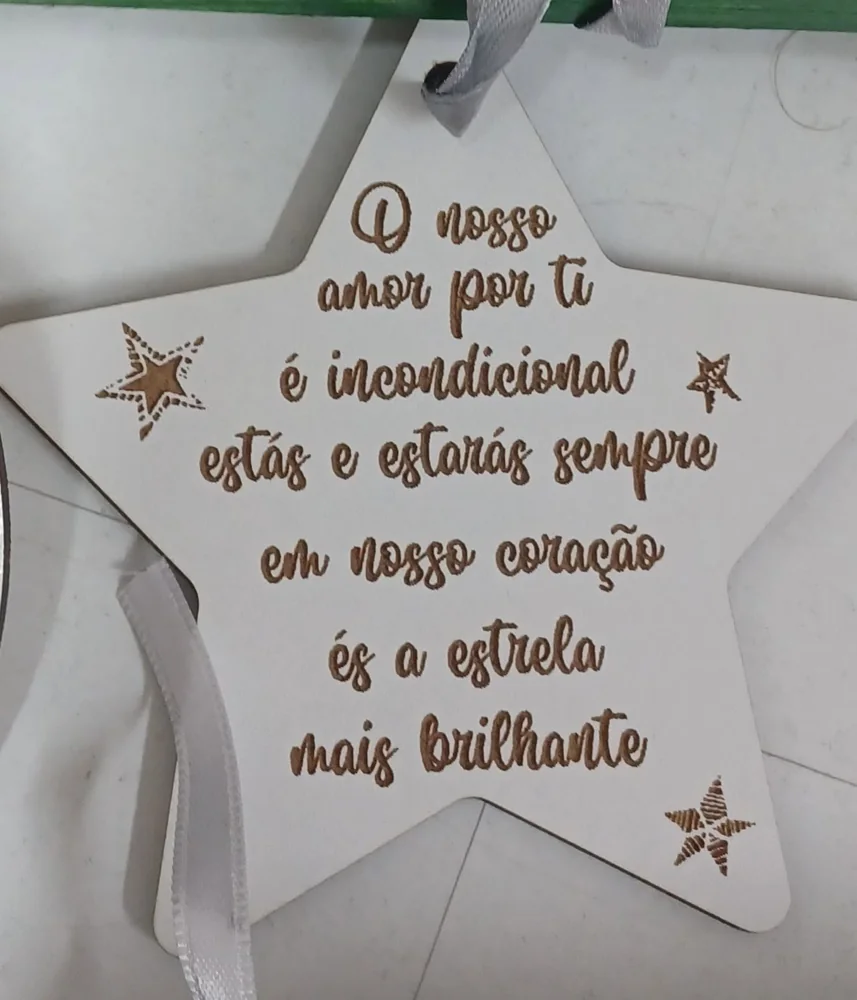 Enfeites com nomes, mensagens ou ilustrações para decorar a árvore e oferecer no Natal.