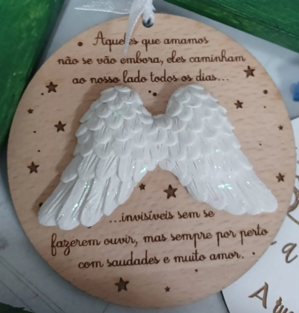 Enfeites com nomes, mensagens ou ilustrações para decorar a árvore e oferecer no Natal.