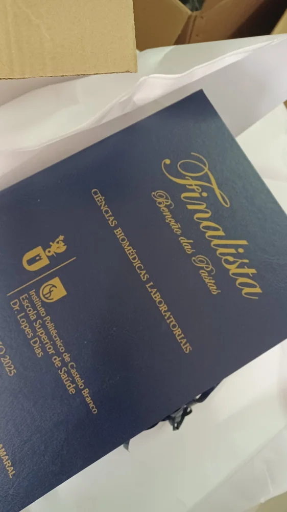Pastas com personalização e fitas para assinalar a conclusão do percurso académico.
