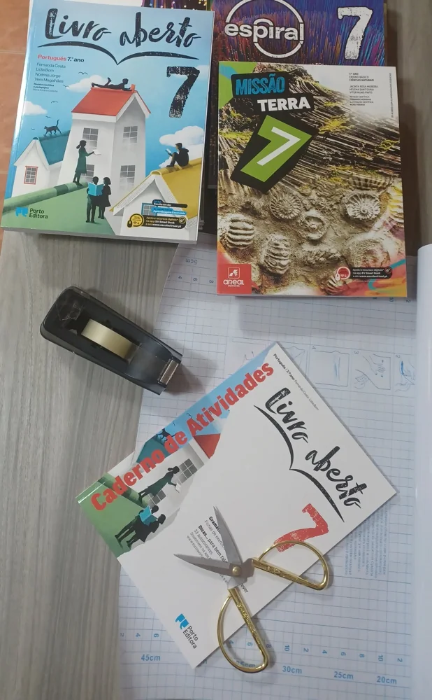 Livros, cadernos e materiais para organizar o regresso às aulas.