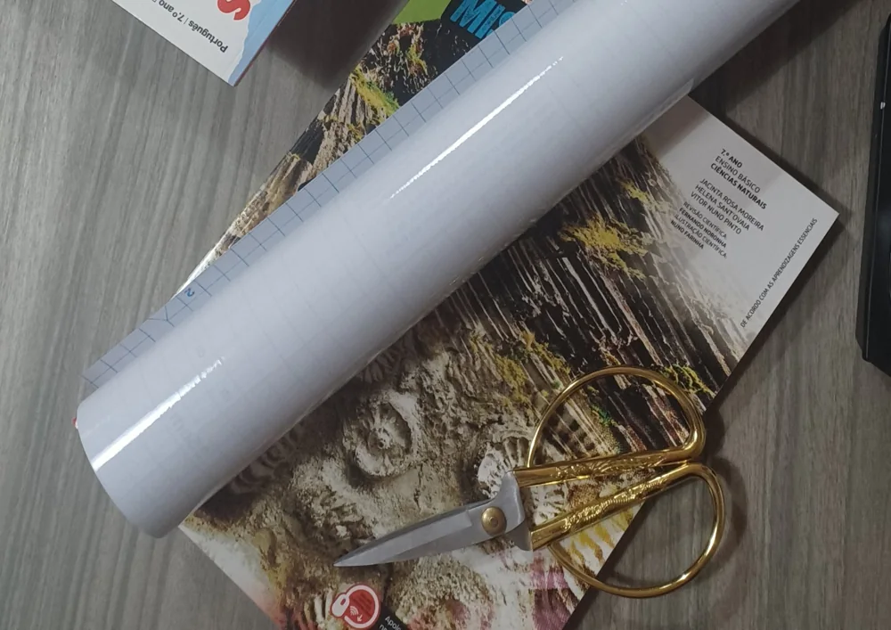 Livros, cadernos e materiais para organizar o regresso às aulas.
