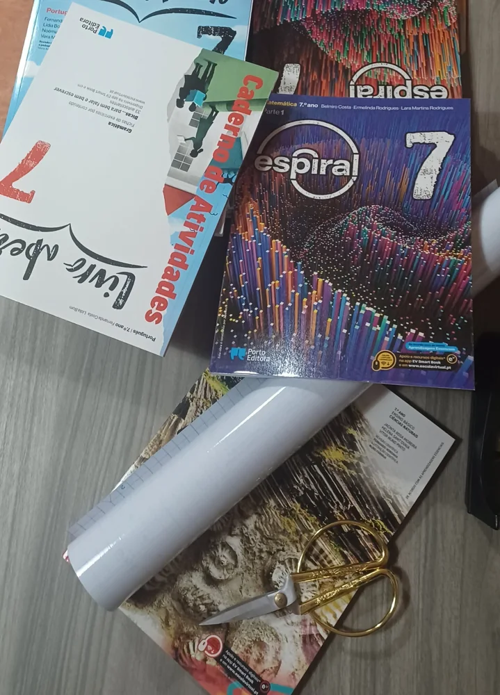 Livros, cadernos e materiais para organizar o regresso às aulas.
