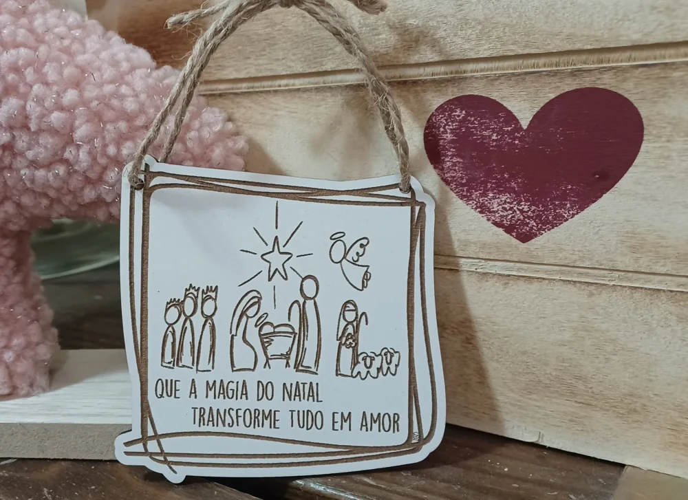 Moldura com espaço para fotografia e elementos personalizados para guardar uma memória.