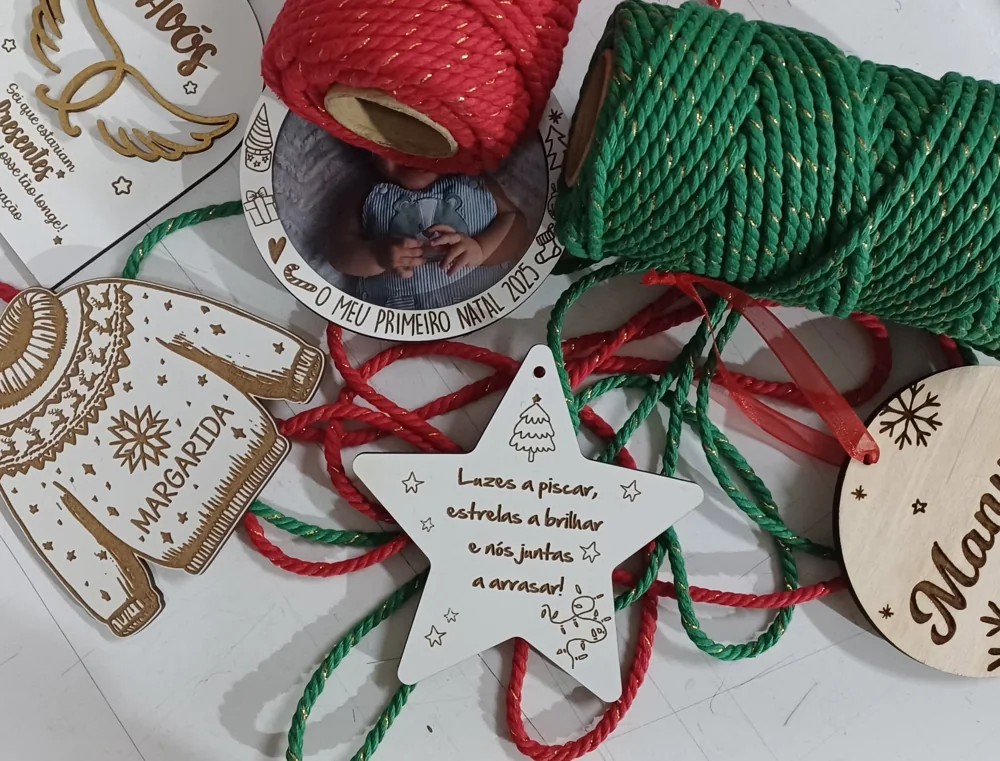 Enfeites com nomes, mensagens ou ilustrações para decorar a árvore e oferecer no Natal.