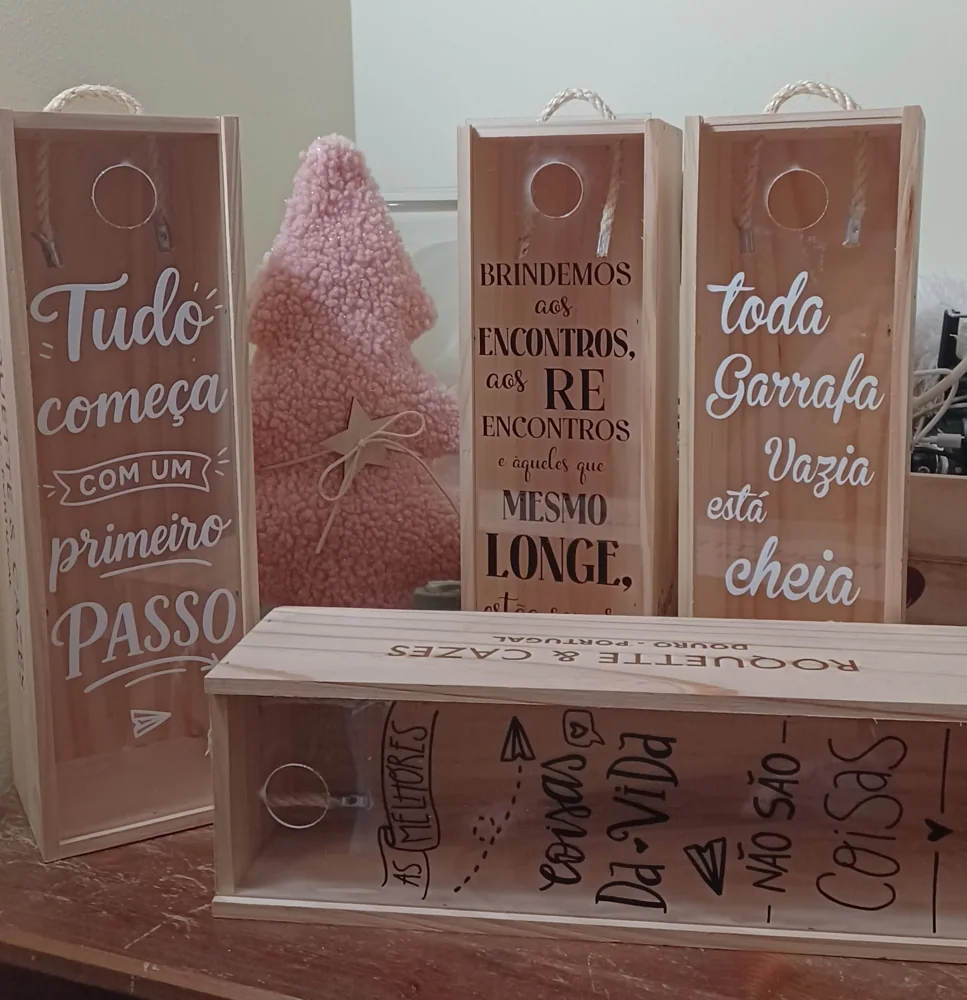 Caixa decorativa com mensagem e espaço para guardar rolhas.