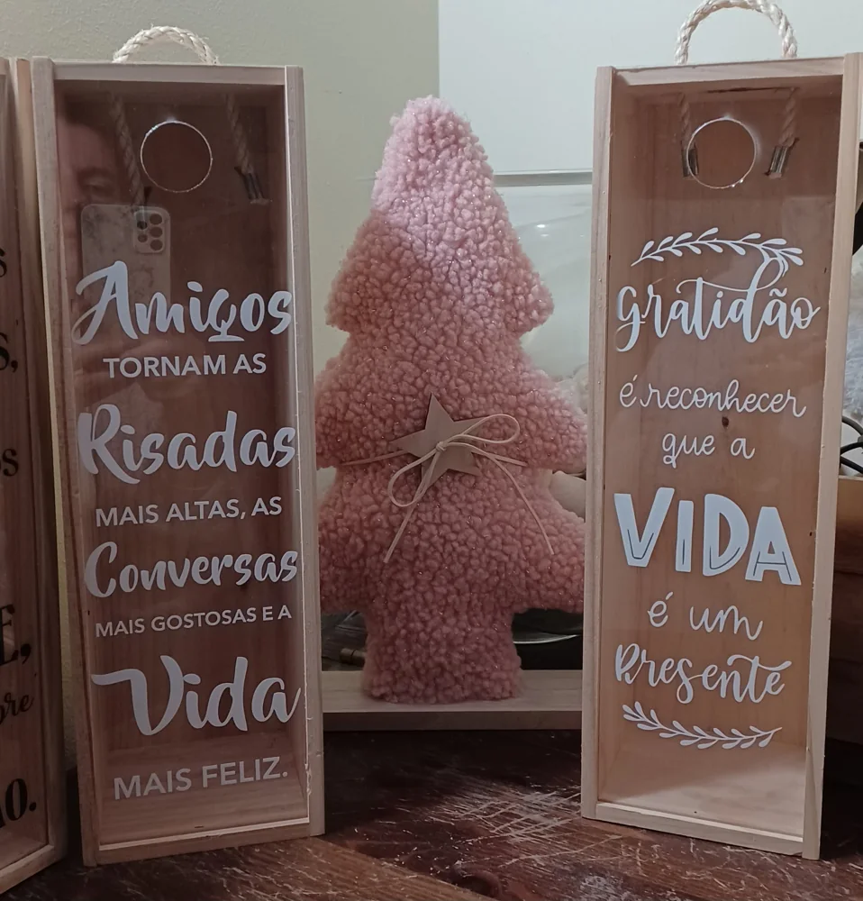 Caixa decorativa com mensagem e espaço para guardar rolhas.