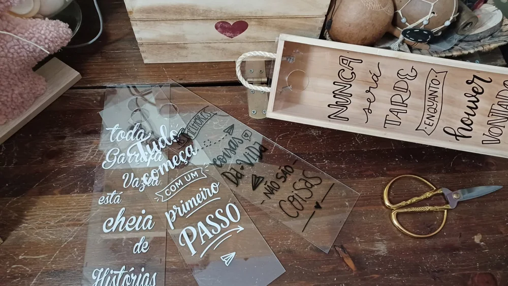 Peça personalizada para apresentar uma garrafa ou guardar rolhas e memórias de convívios.