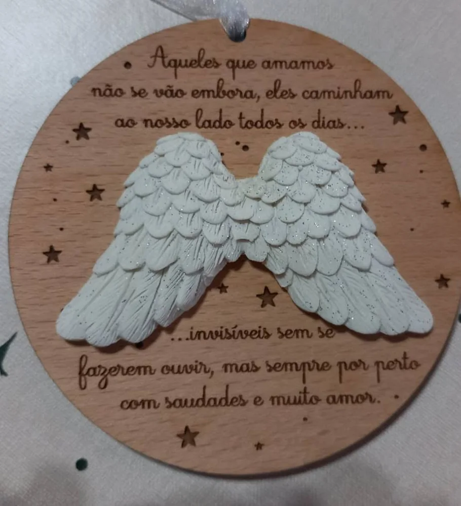 Peça decorativa com recorte, mensagem ou ilustração, preparada para pendurar ou expor.